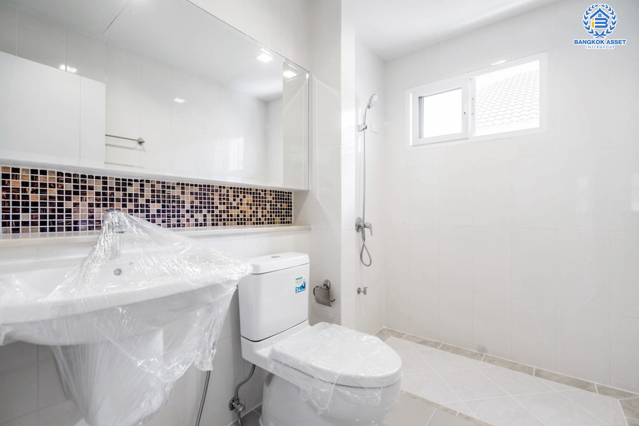 บ้านมือสองตกแต่งใหม่ คุณภาพแบรนด์ AP ม.เดอะเซนโทร รัตนาธิเบศร์-ราชพฤกษ์ หลังมุม ดีไซน์ Classic เนื้อที่ 58.2 ตร.ว. ฟังก์ชันจัดเต็ม 3 ห้องนอน 3 ห้องน้ำ จอดรถได้ 2 คัน บนทำเลศักยภาพ เชื่อมต่อหลายเส้นทางทั้ง ถ.ราชพฤกษ์ ,ถ.รัตนาธิเบศร์ และถ.กาญจนาภิเษก และเพียง 5 นาทีถึงรถไฟฟ้า "สถานีบางพลู"...